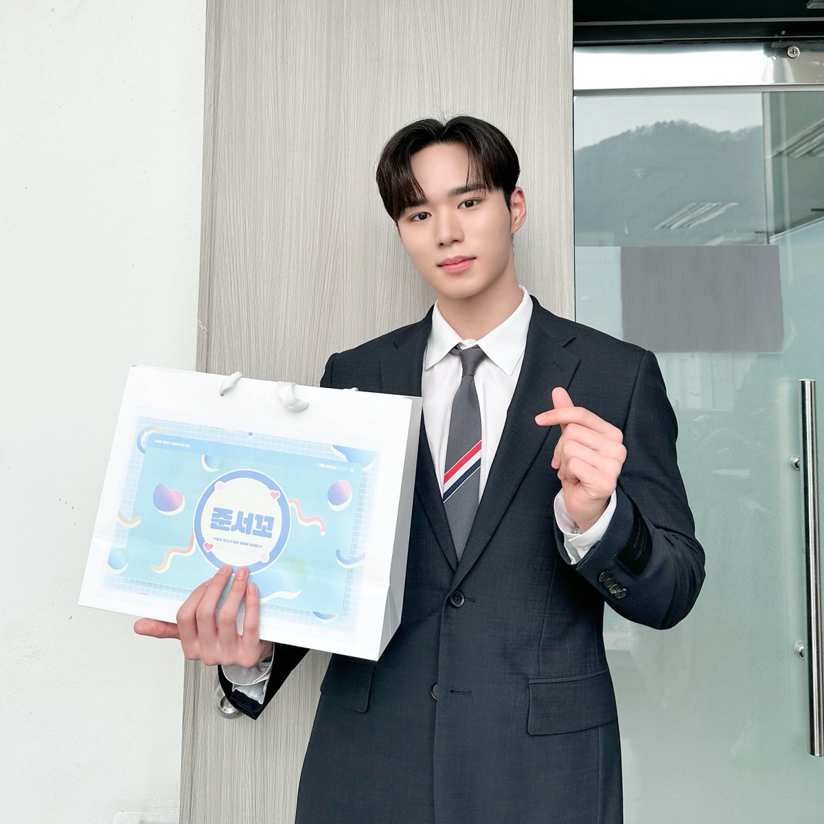 diveinto1120's tweet photo. 💝 230308 🍱

𝐬𝐮𝐩𝐩𝐨𝐫𝐭 𝐟𝐨𝐫 𝐉𝐔𝐍𝐒𝐄𝐎

준서의 첫 웹드라마 촬영을 응원하기 위해 도시락 서포트를 준비했습니다 !

남은 촬영도 응원할게 빠이팅이얌 💪🏻

#WEi #김준서 https://t.co/Aw3n1qCCqh