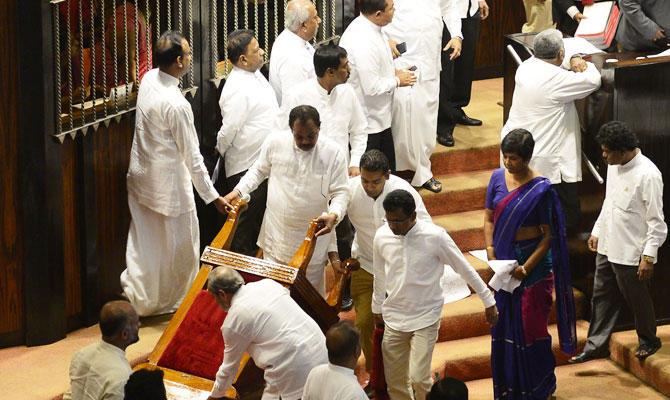 යුනිෆෝම් ඇන්දට, 
බලු වලිගේ ඇද ඇරෙන්නේ නැත...