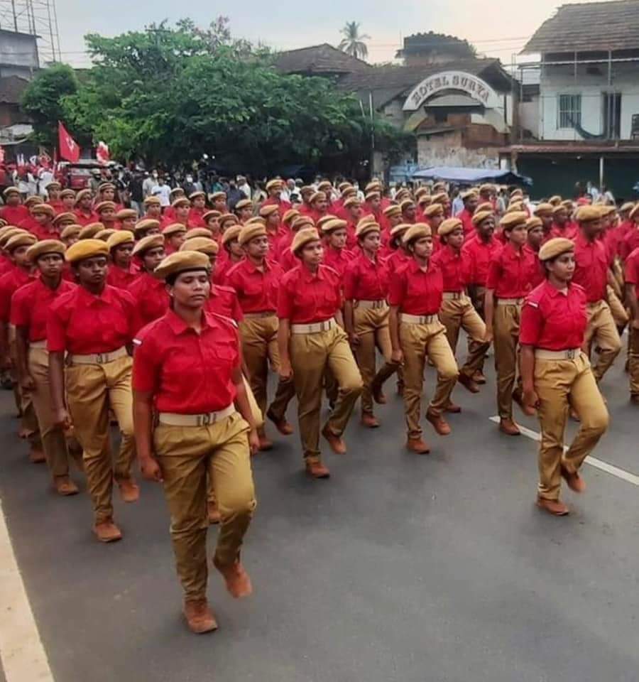 RAJESHCHANNAR's tweet photo. പുരോഗമന പ്രസ്ഥാനം എന്നാണ് പറച്ചിൽ... പക്ഷെ നേതാക്കന്മാരൊക്കെ അവസരവാദത്തിന്റെ ഇരുണ്ട യുഗത്തിലാണ്.... ഞങ്ങളിട്ടാൽ ബർമുഡ...വേറാരെങ്കിലും ഇട്ടാലോ വള്ളിക്കളസം......
ഓരോരോ അവസ്ഥകൾ... https://t.co/RYHiUtSaZf