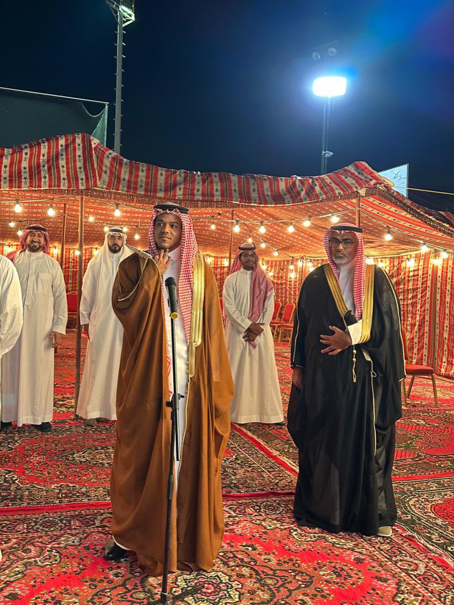 وصلتني هالصورة للأسطورة حاضر زواج ومعه عانية 
والله جمايلك كثيير  يا اسطورة 💛💛