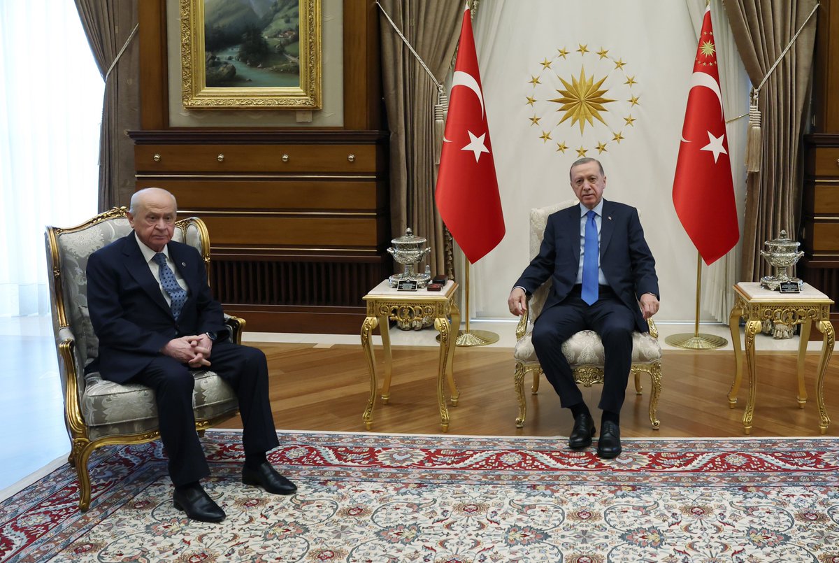 Cumhurbaşkanımız Recep Tayyip Erdoğan, Cumhurbaşkanlığı Külliyesi'nde MHP Genel Başkanı Devlet Bahçeli ile bir araya geldi.