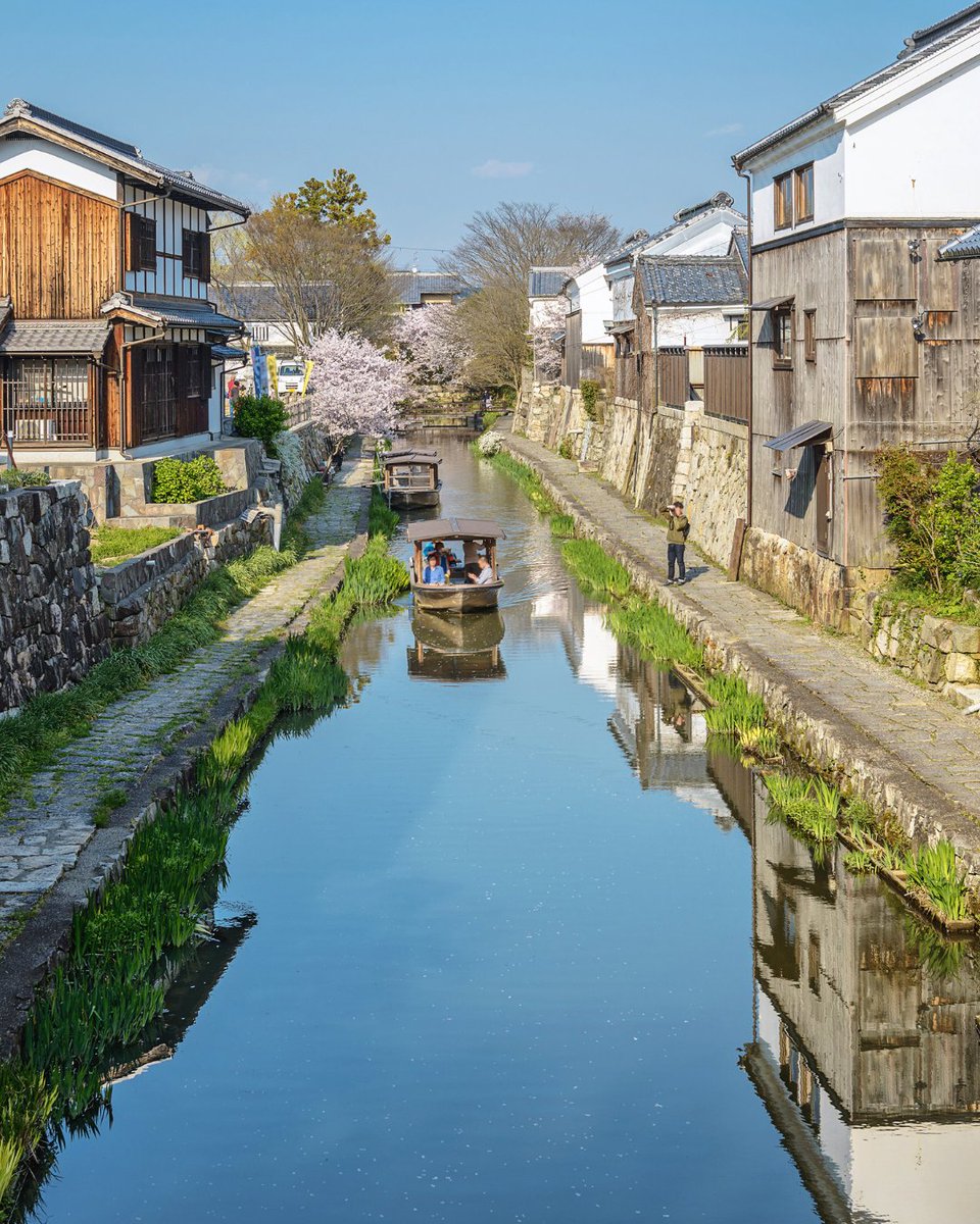 Located just 30 minutes north of Kyoto in Shiga Prefecture, the lakeside hamlet of Omi-Hachiman offers the chance to slip back in time to a bygone era of Japan's past. Should you happen to visit, be sure not to miss the nearby La Collina!