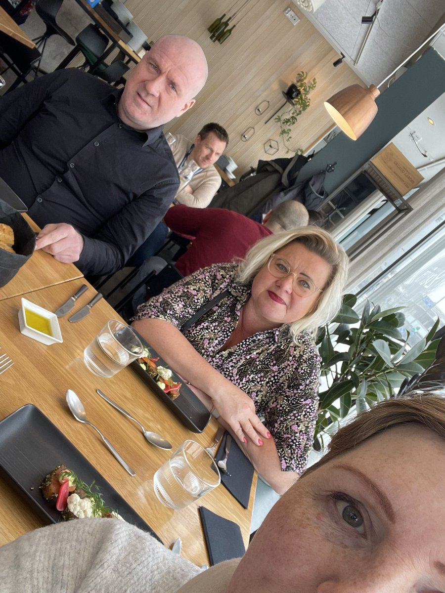 co4work's tweet photo. Vuosi sitten yhtiökokouksen kunniaksi syötiin lounasbuffet. Luvattiin myös, että vuodeksi 2022 kasvatetaan liiketoimintaa ja syödään fiinimmin. Tänään sitten nautiskeltiin Hyvinkäällä 2Puuta bistrossa pitkän kaavan mukaan. Suunta ylöspäin. @villehenttonen @TiinaSjogren @NRanimaa https://t.co/PXpKy9G0zz