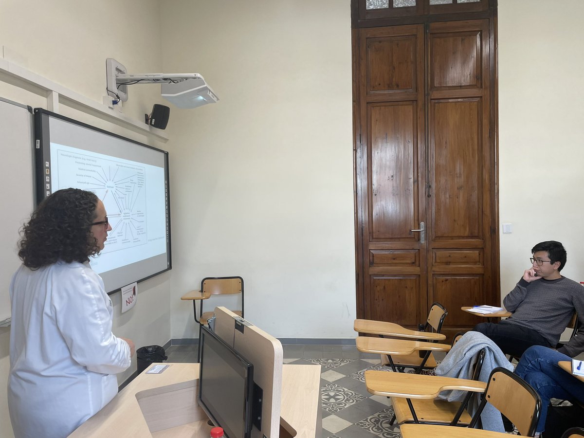 FarmaciaSantPau's tweet photo. 💊💊Seguimos con el L Curso de Farmacia Clínica, explicando la farmacoterapia del paciente critico, con @EdurneGamarra y @LauragrasM https://t.co/s7BepQ7cvV
