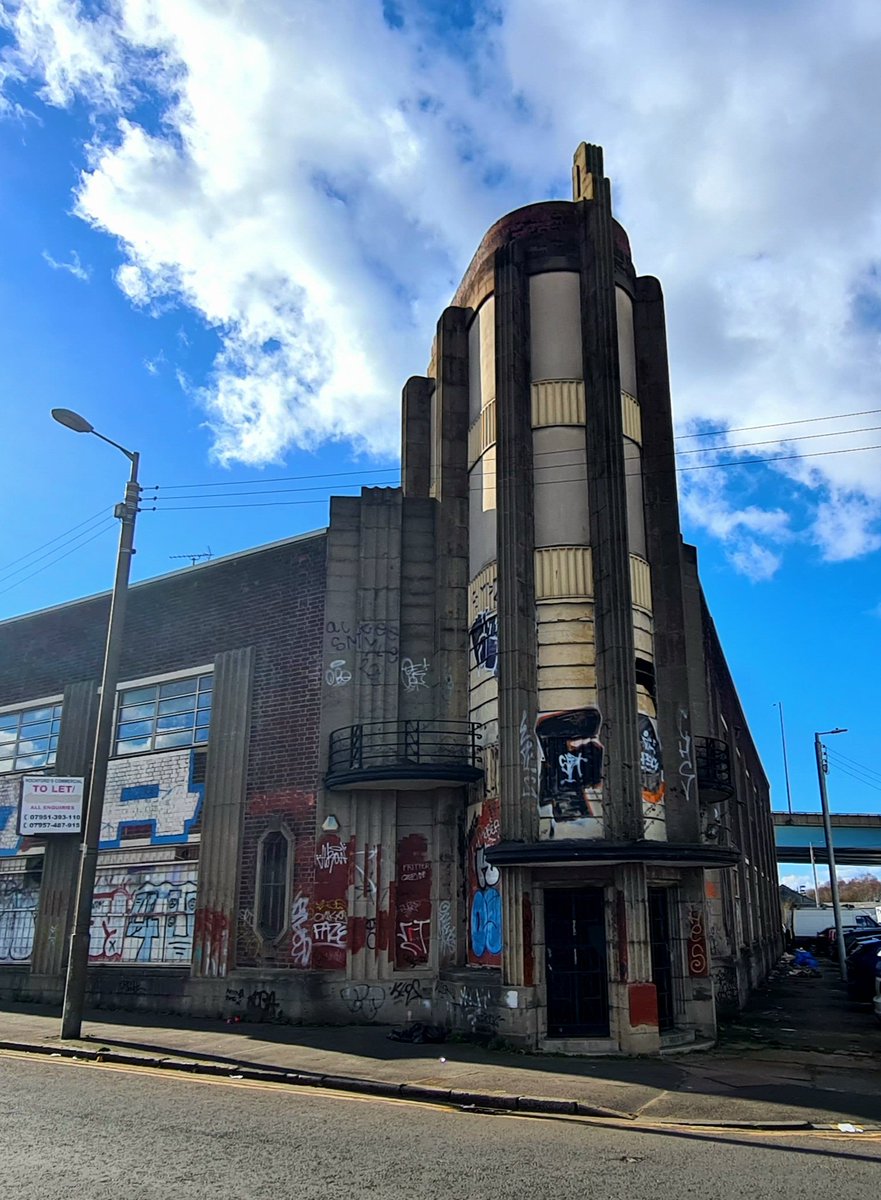 The B Listed former Leyland Motor Company building on Salkeld Street in Glasgow. Built in 1933, this forgotten Art Deco gem is in a dismal state. It's classified as a building at risk.

#glasgow #artdeco #buildingsatrisk #glasgowbuildings #glasgowarchitecture #artdecoarchitecture