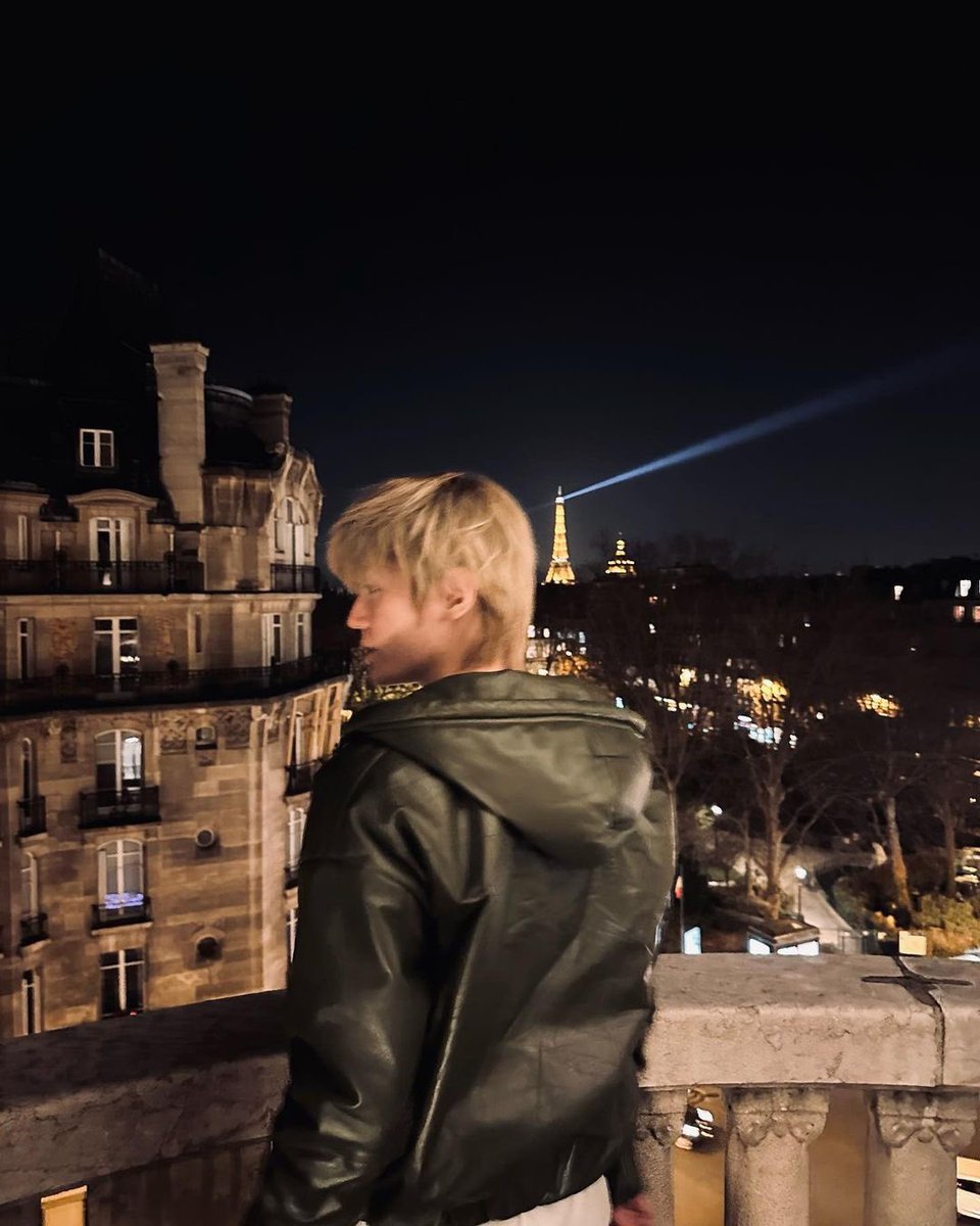 I was in Paris in anticipation of attending an event there. since Paris is so lovely, I shot a lot of pictures of it to share with all of you, sijeuni. I can eat a lot of food when I go to my hotel room, which is great because I love food.