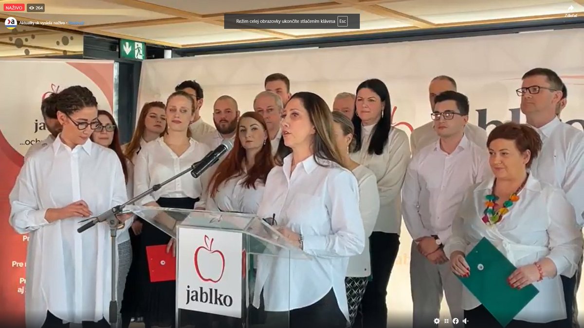 michal_pavlasek's tweet photo. Som najskor myslel, ze prenos z hodiny chemie, ked sa ide do labaku na gympli :)

#jablko v labaku :)
#bieleKoseleZase :) https://t.co/OyYFbHPvOi