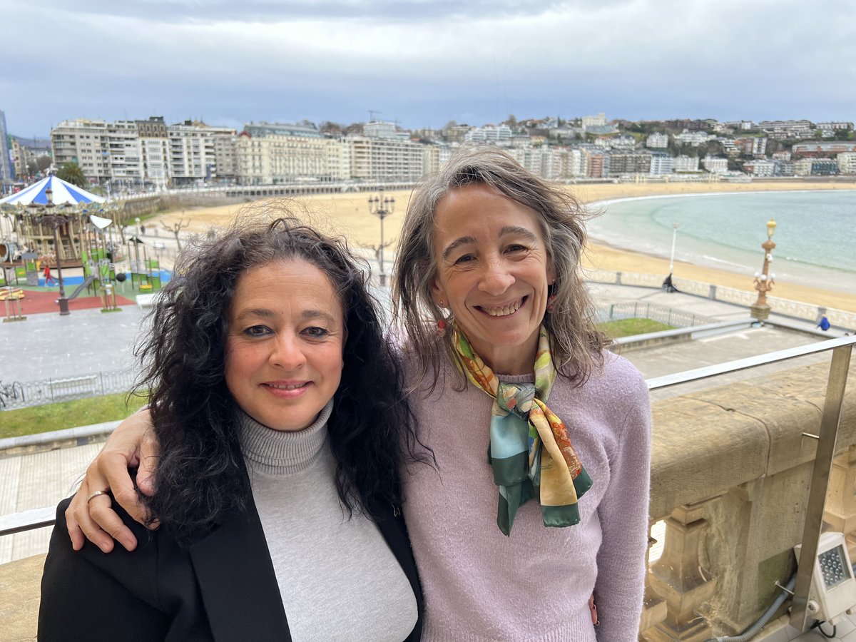 La Alcaldesa de <a href="/aytonavacerrada/">Ayto. de Navacerrada</a>, la socialista <a href="/AnaEspinosaiz/">Ana Paula Espinosa.</a> visita San Sebastián y saluda a la portavoz de los Socialistas Donostiarras @PSE_Marisol Garmendia. Bienvenida a tu casa!
#Navacerrada #Donostia #SanSebastian