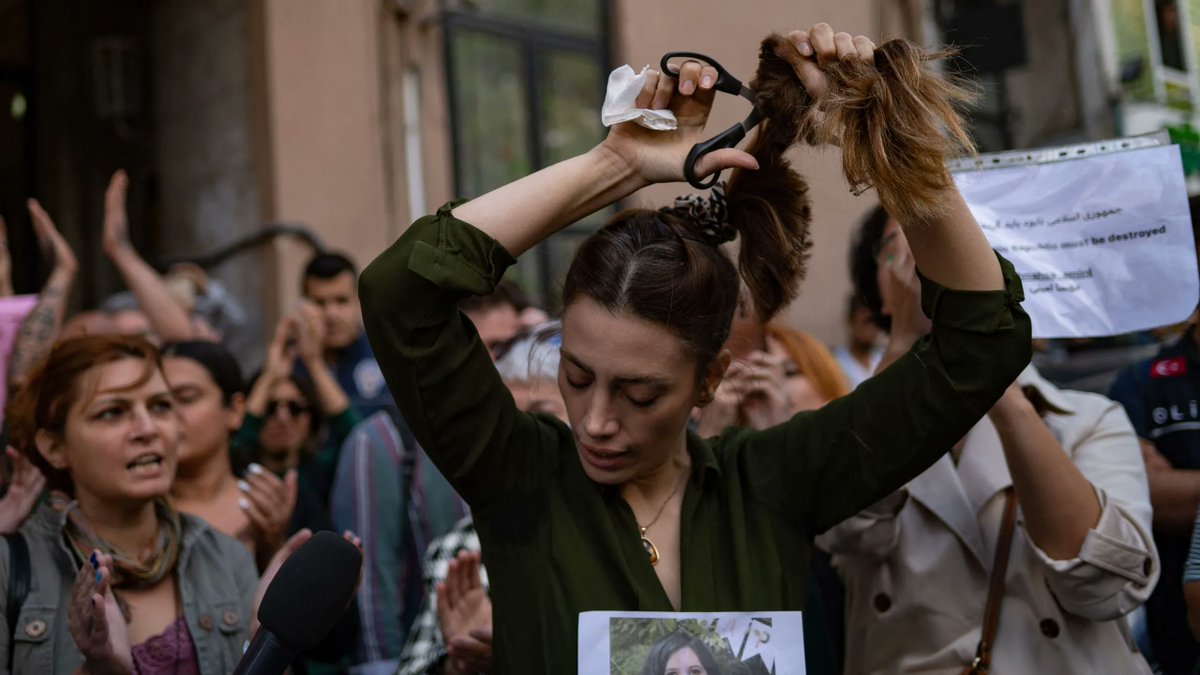 PdPontassieve's tweet photo. Quest'anno il nostro consueto pensiero per l'8 marzo va alle donne iraniane, che combattono perché anche nel loro paese la normalità diventi un diritto.
A loro va il nostro abbraccio in questa giornata.
#8marzo #iran #rivoluzione #festadelladonna https://t.co/7GbQ3SdlKw