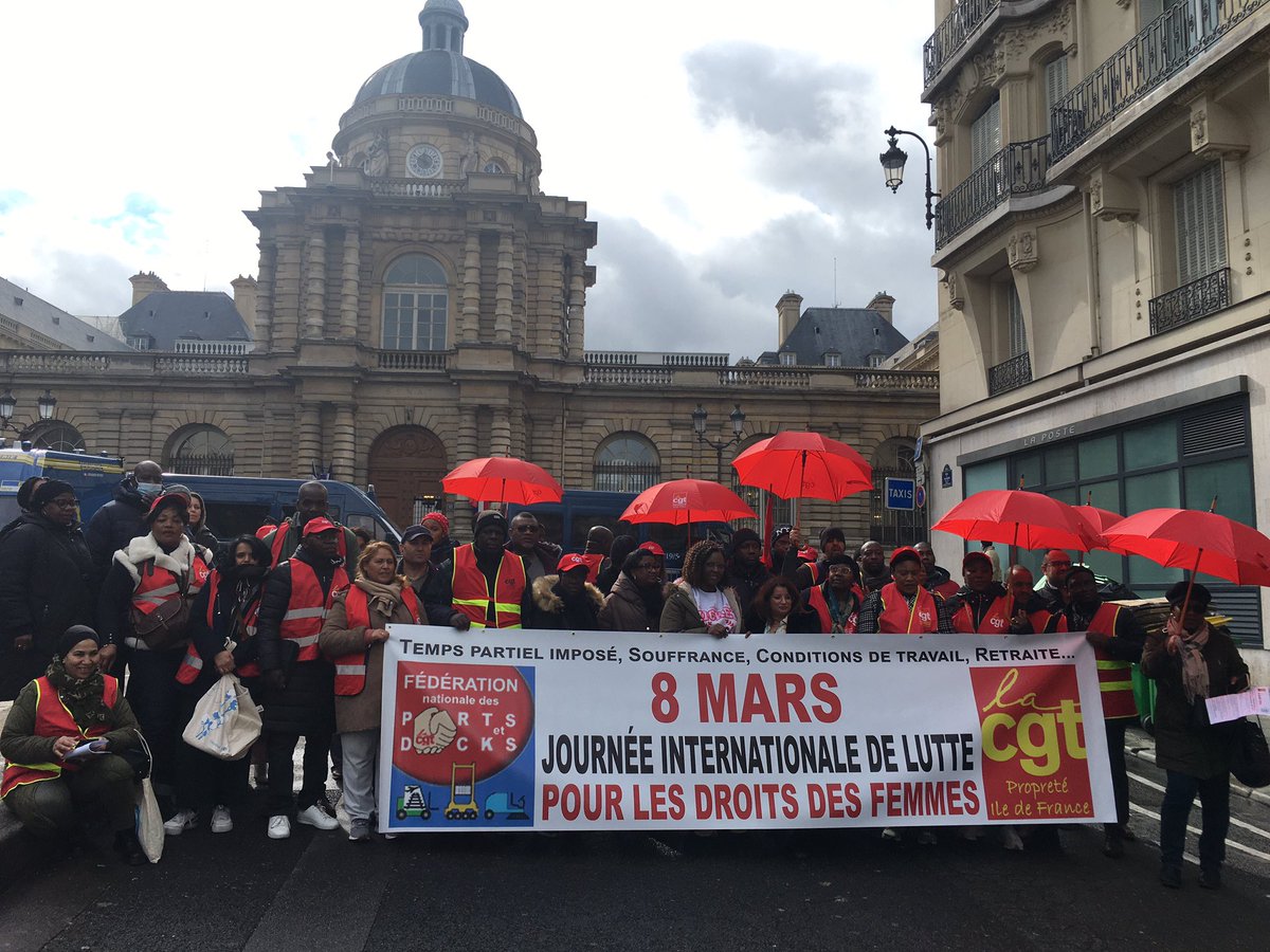 BinetSophie's tweet photo. #8mars en images. Avec les salariées de la propreté devant le @Senat pour interpeller les sénateurs sur la réforme des #retraites, la #precarite les #tempspartiels et la #pénibilité @greve_feministe. La suite à dérouler👇 https://t.co/JTAfEWYBfq