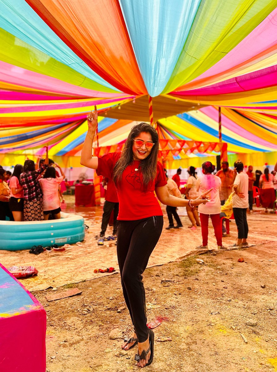sayantani8's tweet photo. बुरा ना मानो होली है……
Happy holi !!!❤️🖤💚💛💛💙
Captured by @majhi_sachin sachin
#yesterdaystory https://t.co/EduOymFwZm