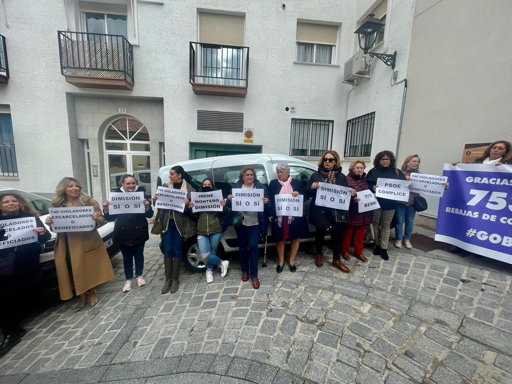 El PSOE pagará en Arganda el daño que su gobierno está causando a las mujeres en España con la salida de cientos de violadores a la calle.

Así han recibido mujeres y hombres al PSOE antes del manifiesto del 8M que ignora la ley del solo sí es sí.