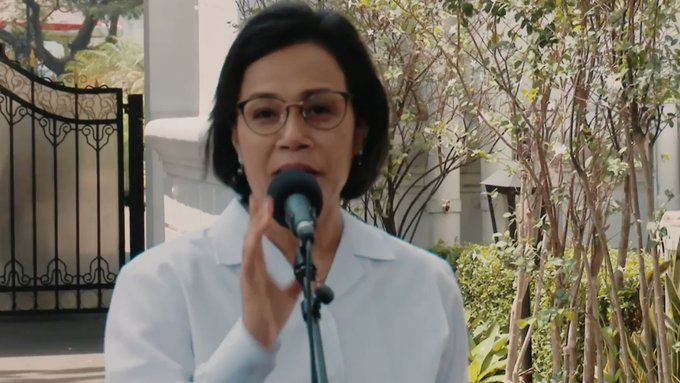 Panji_hitam_313's tweet photo. Tolong bikinkan ibu ini teks pengunduran diri. Dari kemarin bikin teks gak kelar2...
#SriMulyaniMundur https://t.co/fv0eOkOYA9