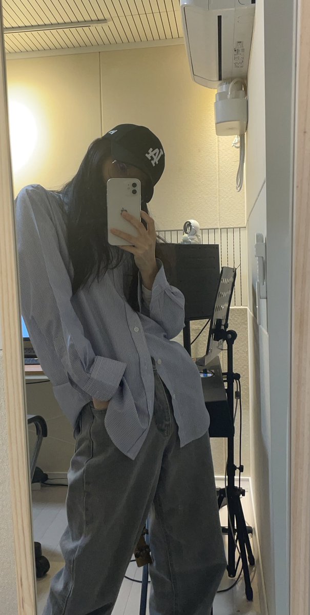 seori_official's tweet photo. 오랜만에 출석체크✅ 작업실 왔습니당🤍 우리 서로는 뭐해요?

#seori #fromseori #서리 https://t.co/HYAS51YQUp