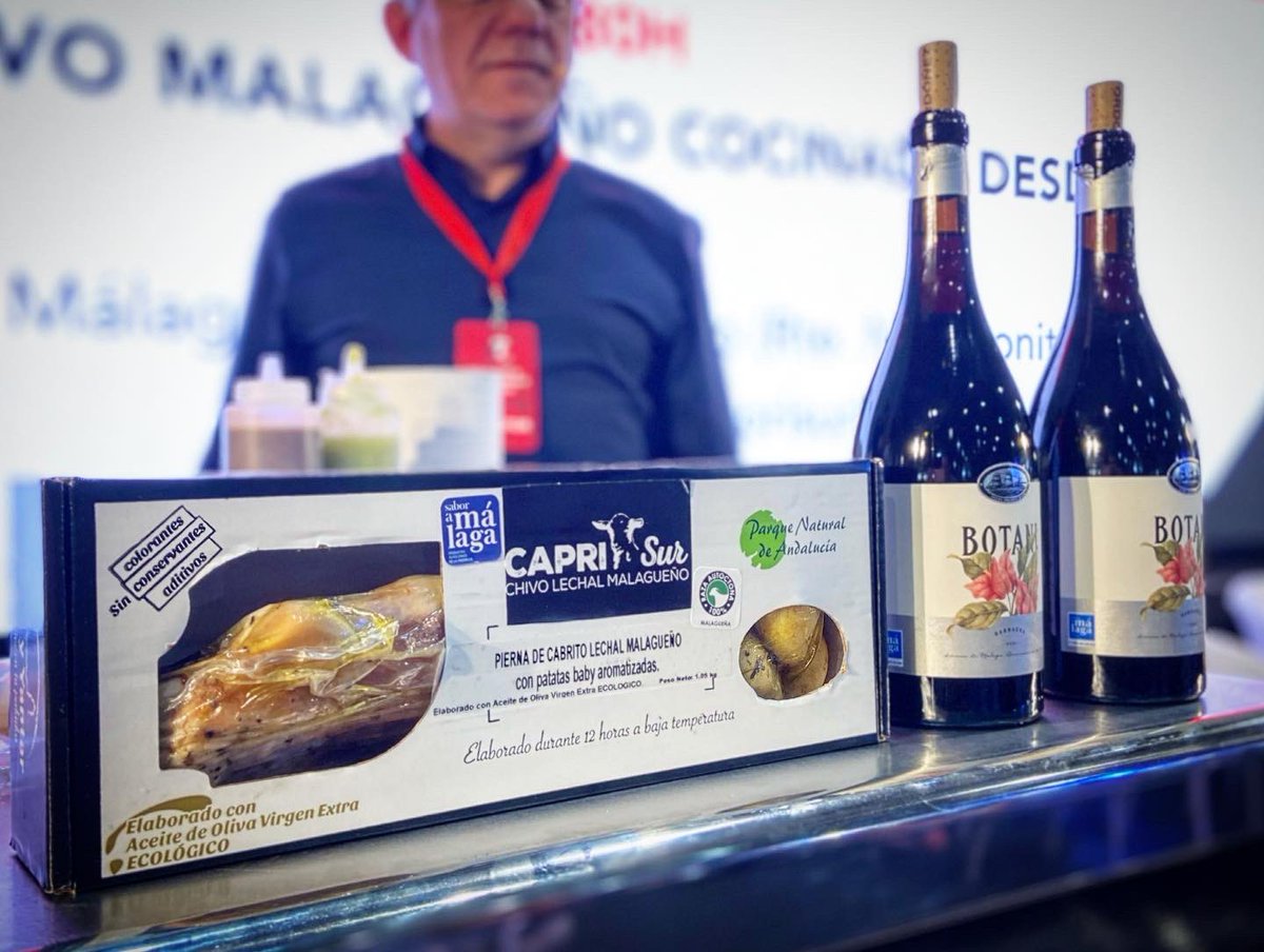 SaboraMalaga's tweet photo. Reyna Traverso, chef de Cantina Niña Bonita nos cocina en #HostelTech un #chivomalagueño de @caprisur… ¡para chuparse los dedos! Y como maridaje un Botani tinto de Jorge Ordóñez 😍💙 https://t.co/m9TcP5T3i5