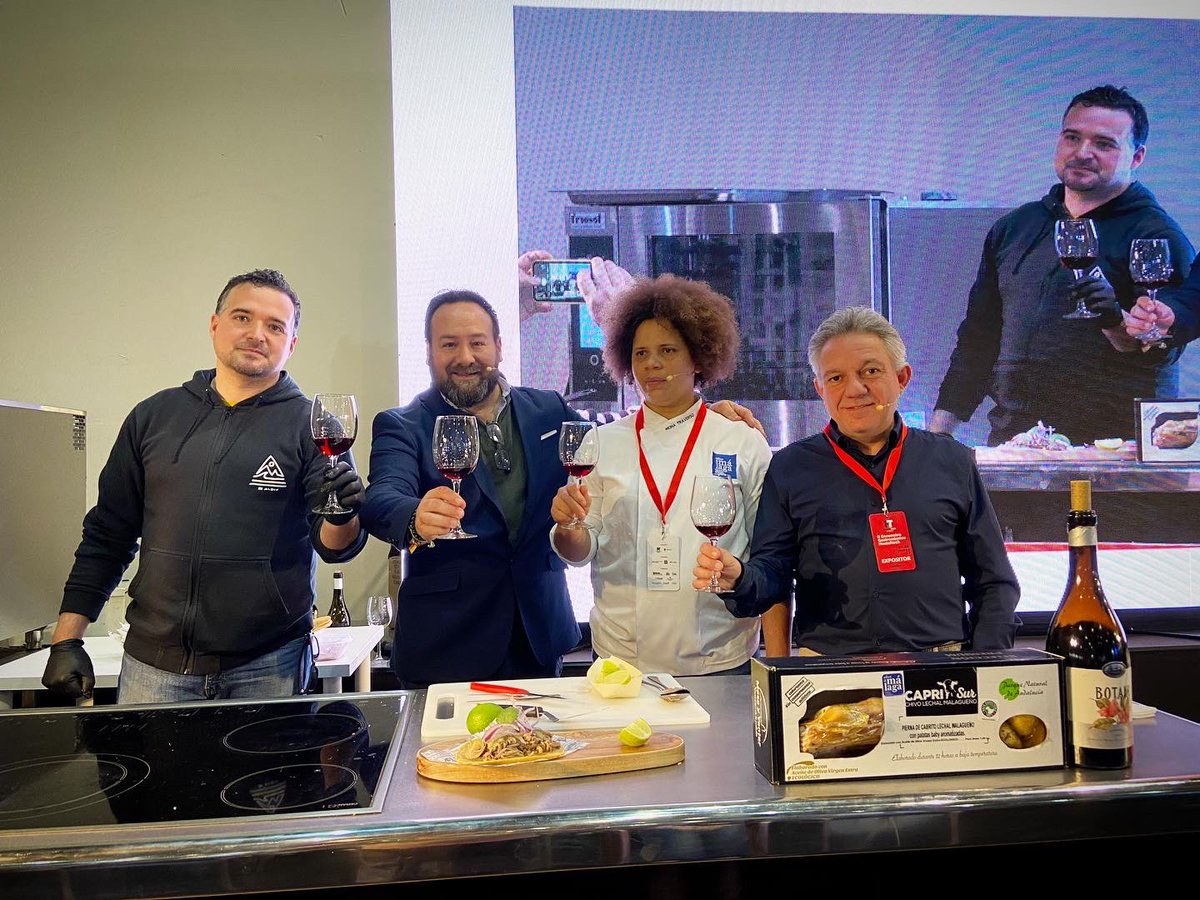 SaboraMalaga's tweet photo. Reyna Traverso, chef de Cantina Niña Bonita nos cocina en #HostelTech un #chivomalagueño de @caprisur… ¡para chuparse los dedos! Y como maridaje un Botani tinto de Jorge Ordóñez 😍💙 https://t.co/m9TcP5T3i5