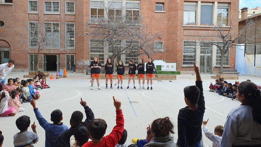safaclaror's tweet photo. Ahir, algunes jugadores del #SenBFem van visitar l’Escola Collaso i Gil, on van celebrar una jornada d'esport i bàsquet femení. ⛹🏻♀️
Van fer jocs i van parlar la importància de fer esport! 🙌🏻
#SafaClaror https://t.co/I0IhwcVWbF