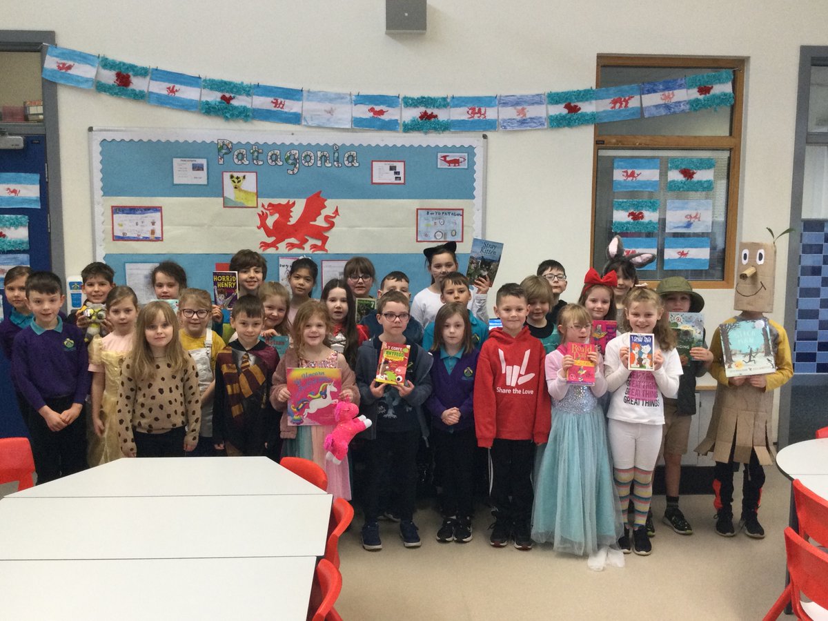 CarregHirfaen's tweet photo. Dosbarth Caio ar ddiwrnod y llyfr yn edrych yn wych! #CaioCH #diwrnodyllyfr https://t.co/GWwT3VD9XF