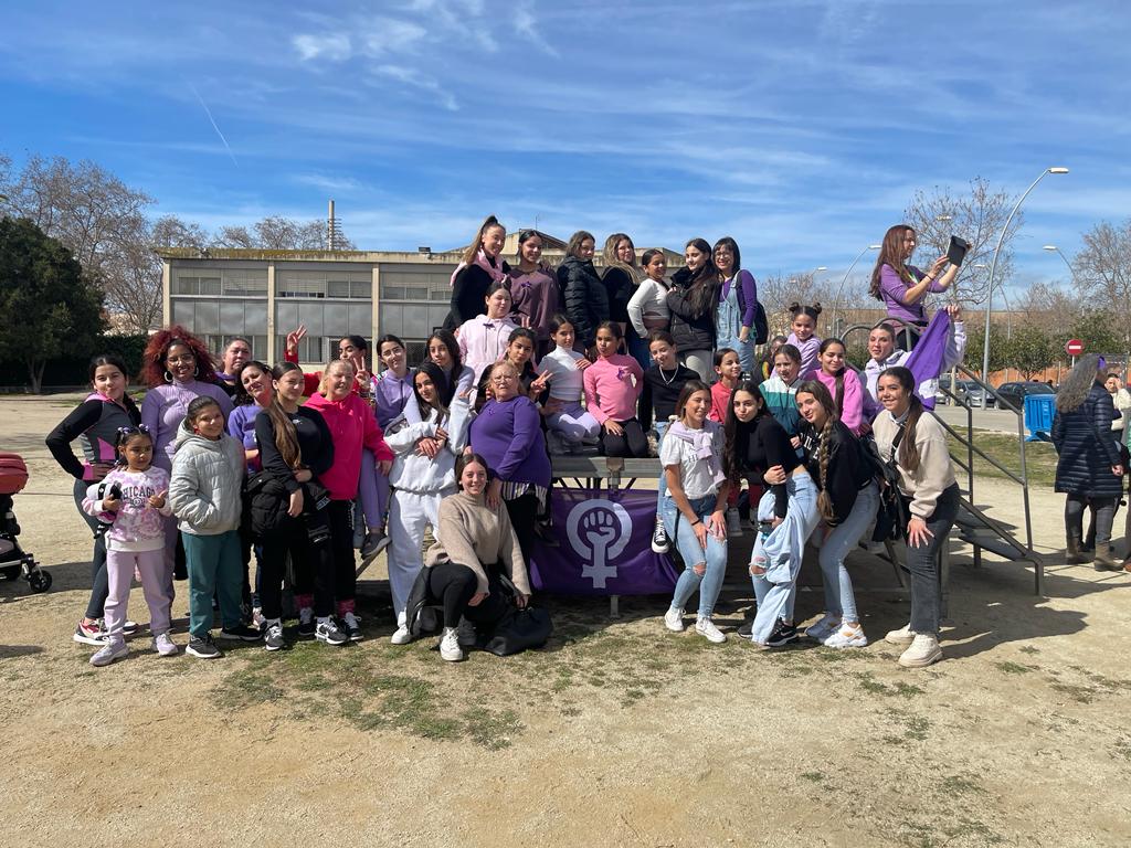 IEdelPrat's tweet photo. Avui hem començat el dia #8M fent un manifest, les alumnes han fet la lectura d'uns poemes d'una escriptora gitana, hem fet un ball i després totes hem estampat la nostra mà en un mural. A més hem participat de la #flashmod organitzada per @ajelprat. Molt emotiu i reinvindicatiu! https://t.co/2R6LKj2mE3