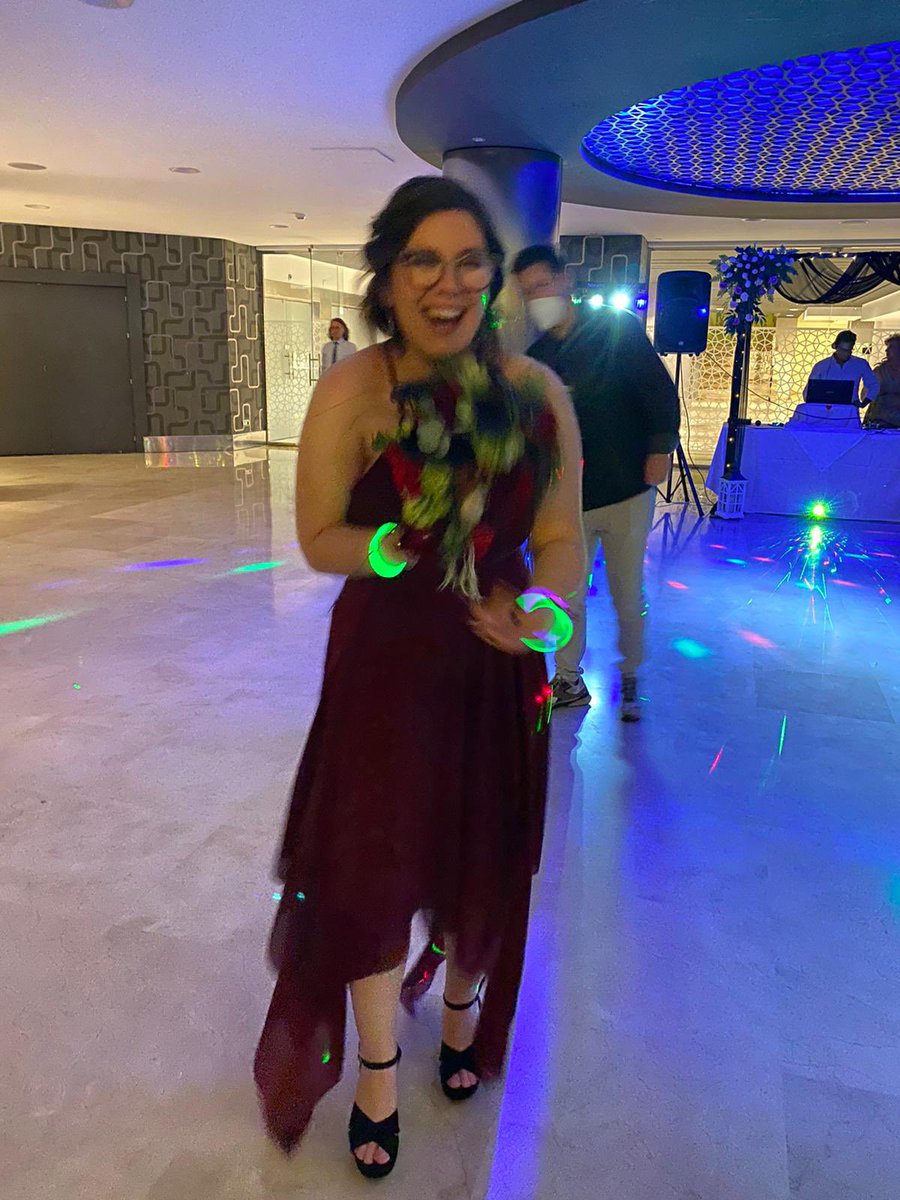 rosebruiz09's tweet photo. Y diréis: Qué tontería, nadie se casa porque le salga una palabra en un juego.

Pues no, pero no era la única señal. En mayo de 2022 fue la boda de mi querida @LostEthereal en la que fui su dama de honor y COGÍ EL RAMO. Lo peleé un poco, pero eso sí que es una señal. https://t.co/AMcxb8GlkL