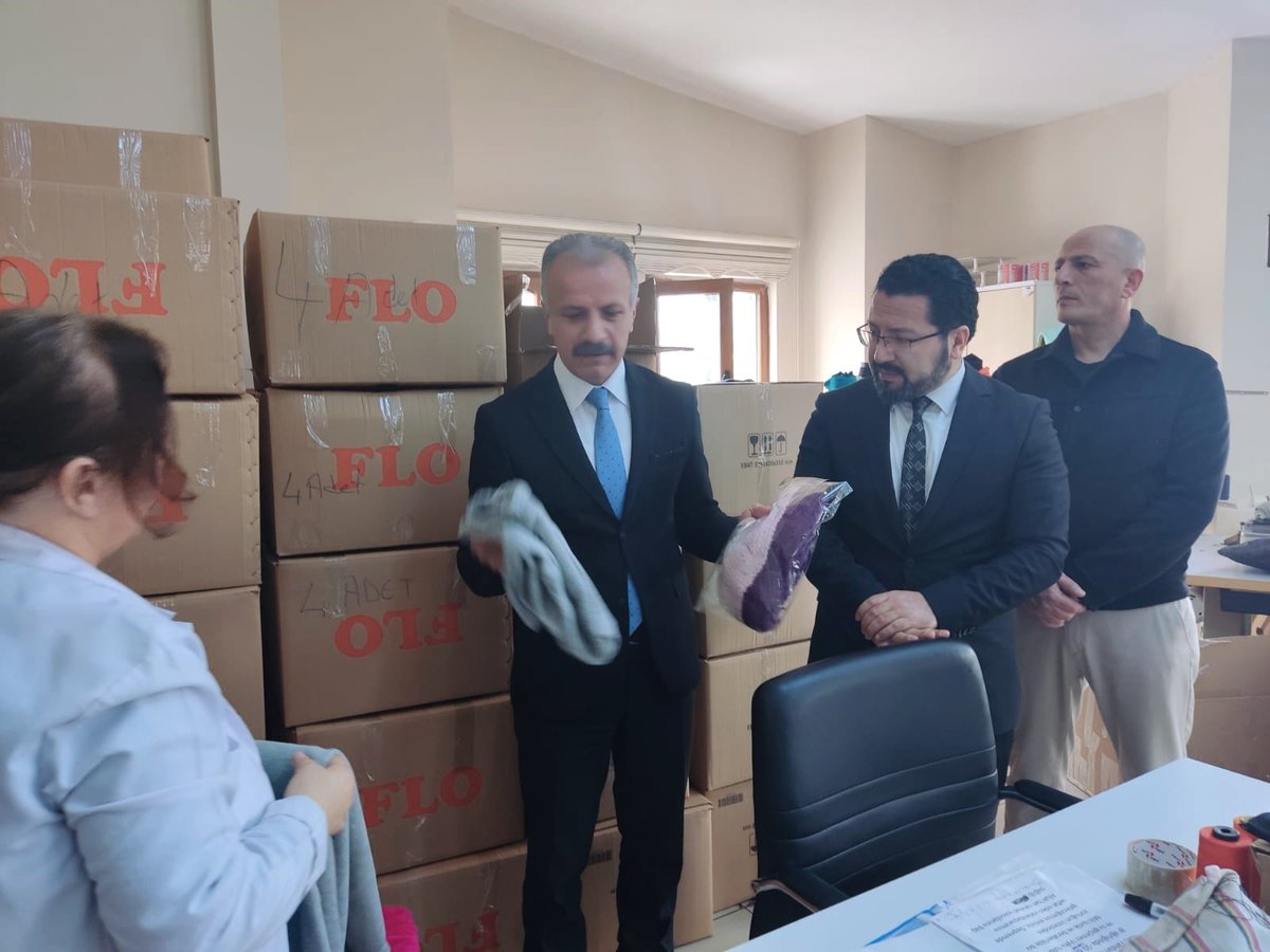 esenyurtmem's tweet photo. İlçe Millî Eğitim Müdürümüz Necati YENER, afet bölgesindeki kardeşlerimiz için uyku tulumu, atkı, bere, çorap, battaniye, eşofman takımı üretimine devam eden Şerife Bacı Halk Eğitimi Merkezimizde incelemelerde bulundu.
@prof_mahmutozer @memleventyazici @KaragulVural @necatiyener_ https://t.co/WwXCW0ldN1