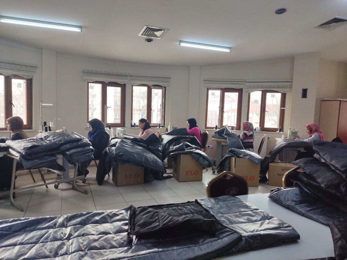 esenyurtmem's tweet photo. İlçe Millî Eğitim Müdürümüz Necati YENER, afet bölgesindeki kardeşlerimiz için uyku tulumu, atkı, bere, çorap, battaniye, eşofman takımı üretimine devam eden Şerife Bacı Halk Eğitimi Merkezimizde incelemelerde bulundu.
@prof_mahmutozer @memleventyazici @KaragulVural @necatiyener_ https://t.co/WwXCW0ldN1