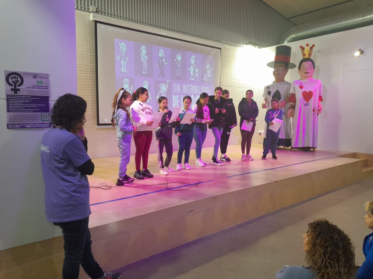 IEdelPrat's tweet photo. Avui hem començat el dia #8M fent un manifest, les alumnes han fet la lectura d'uns poemes d'una escriptora gitana, hem fet un ball i després totes hem estampat la nostra mà en un mural. A més hem participat de la #flashmod organitzada per @ajelprat. Molt emotiu i reinvindicatiu! https://t.co/2R6LKj2mE3