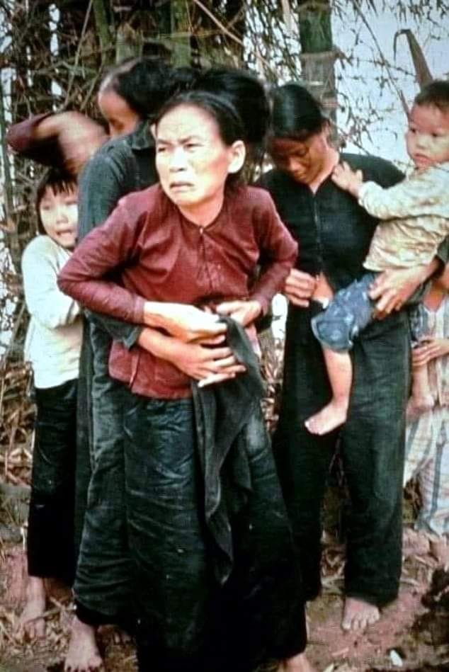 Una adolescente vietnamita se abotona la camiseta de su madre después de que soldados estadounidenses la agredieran sexualmente.
Fueron asesinados momentos después de que esta foto fuera tomada el 16 de marzo de 1968 como parte de la masacre de My Lai.
Una masacre que resultó en