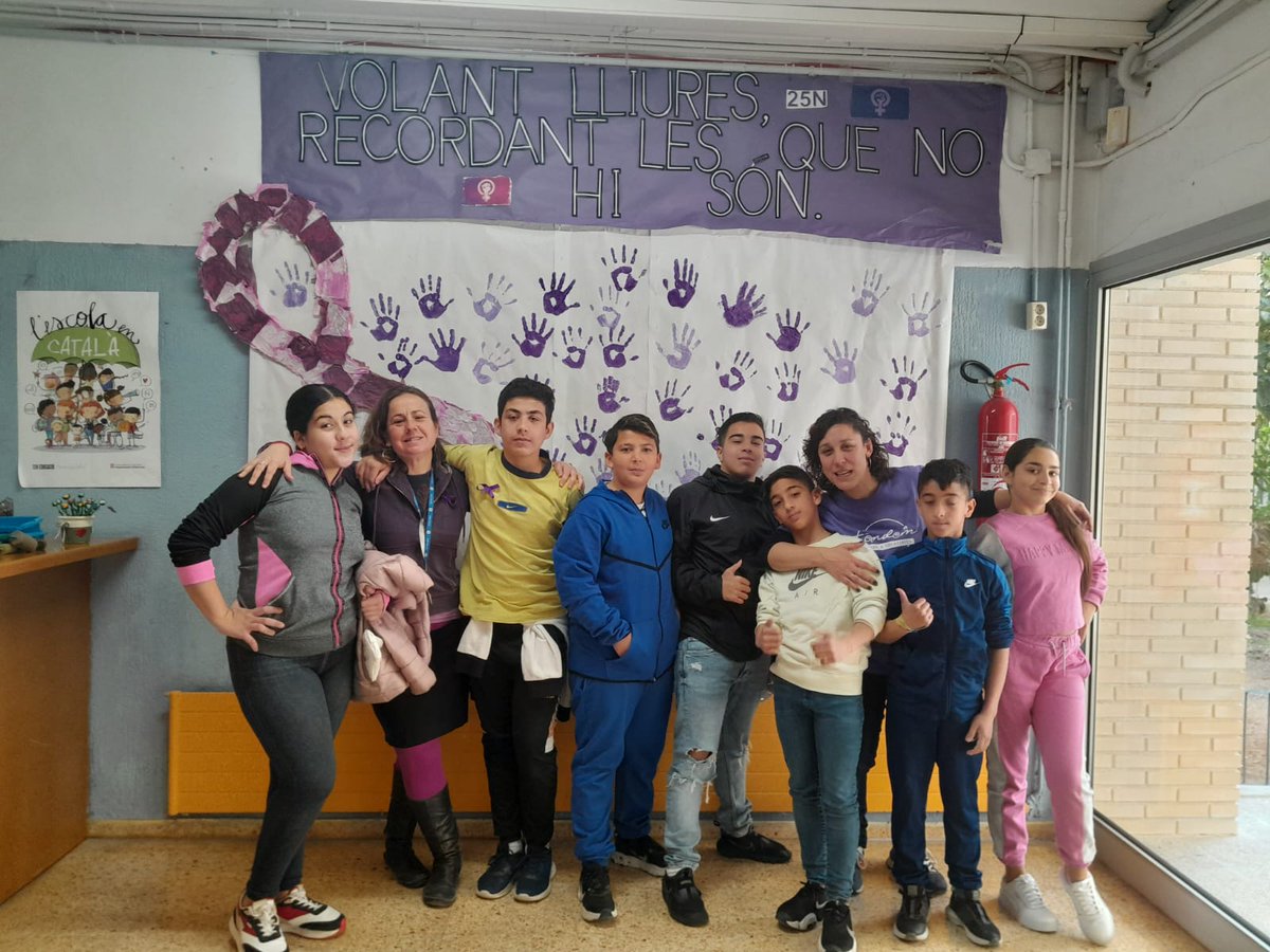 IEdelPrat's tweet photo. Avui hem començat el dia #8M fent un manifest, les alumnes han fet la lectura d'uns poemes d'una escriptora gitana, hem fet un ball i després totes hem estampat la nostra mà en un mural. A més hem participat de la #flashmod organitzada per @ajelprat. Molt emotiu i reinvindicatiu! https://t.co/2R6LKj2mE3