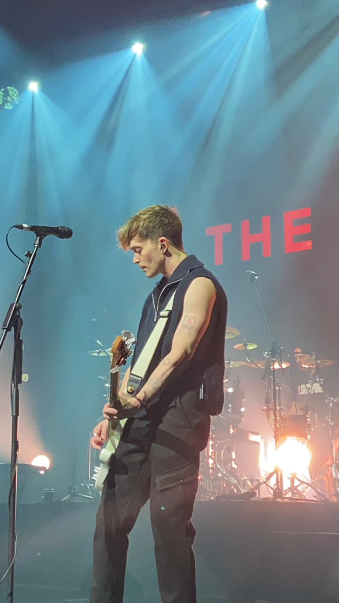 natashagc_'s tweet photo. @TheVampsCon the best day of my life was when u were right before my eyes💭💭 https://t.co/g8RAd1C3N5