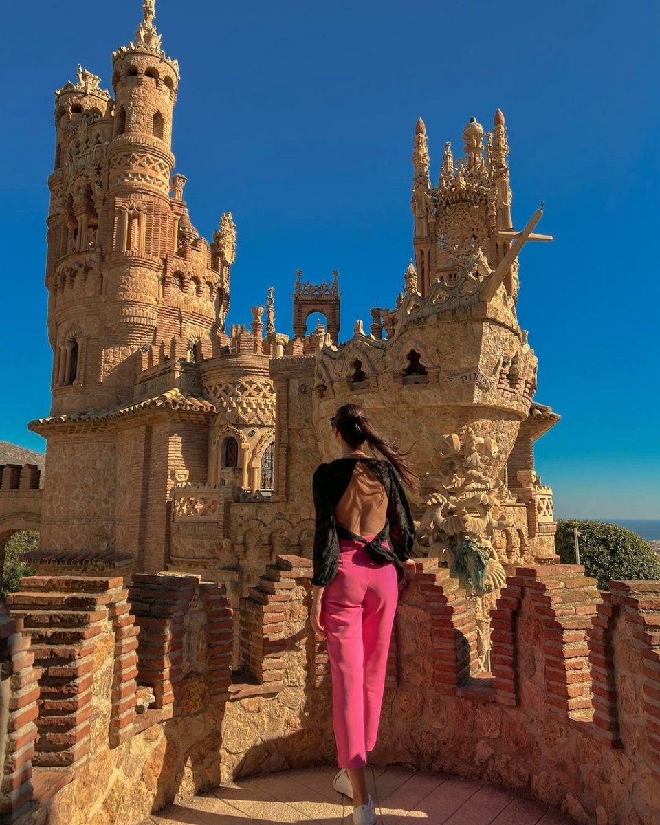 TuBenalmadena's tweet photo. Hoy es el día de TODAS 👩💪
🙌 Mujeres fuertes, valiosas, preparadas, luchadoras, trotamundos... reinas guerreras que conquistan castillos 🏰 😍

#lovingBenalmádena ❤️
📸 @szabina 
#VenABenalmádena #costadelsol #Benalmádena #benalmadena #8M #diadelamujer #castillodecolomares https://t.co/FXS78H14nW
