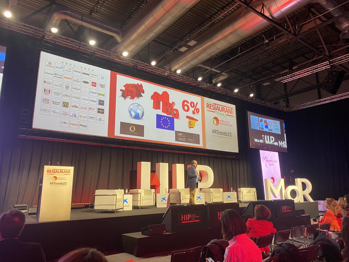 CrisRojoLu's tweet photo. Éxito en #RTrends23 ¿Cómo atraer y motivar el #talento en #Foodservice ?
@FiveGuys_ES “darles alas y cuidarles como al cliente”
@gruposaona “unidos con HR” #Freshperts “digitalizar aporta máxima trasferencia a los empleados”
#grupodihme “cultura”
@CEHEhosteleria @egallegoCEHE https://t.co/yGBdRLq6ZH