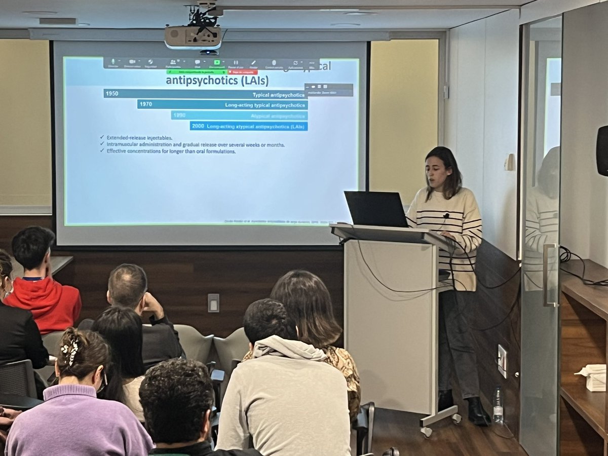 Ahora, en <a href="/idis_research/">Instituto de Invest. Sanitaria de Santiago (IDIS)</a> , <a href="/cris_mondelo/">Cristina Mondelo</a> impartiendo el seminario sobre monitorización de #antipsicóticosDEPOT 💉🩸
