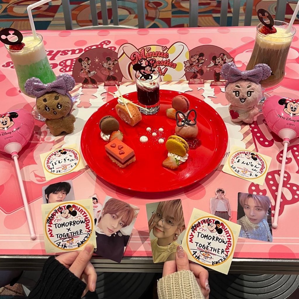 mint943m's tweet image. デビュー日に4周年のお祝いにディズニー行ってきました🪄︎︎◝✩
とっても幸せな1日でした💕
来年もお祝いさせてね🍀

#TXT_4th_Anniversary 
#투바투와함께한4년내일도함께할우리
#ToFOUReverlandWithTXT