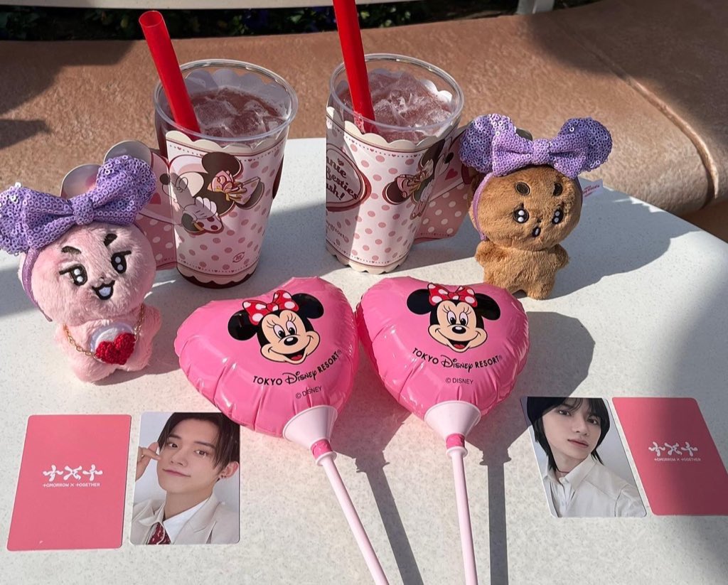 mint943m's tweet image. デビュー日に4周年のお祝いにディズニー行ってきました🪄︎︎◝✩
とっても幸せな1日でした💕
来年もお祝いさせてね🍀

#TXT_4th_Anniversary 
#투바투와함께한4년내일도함께할우리
#ToFOUReverlandWithTXT