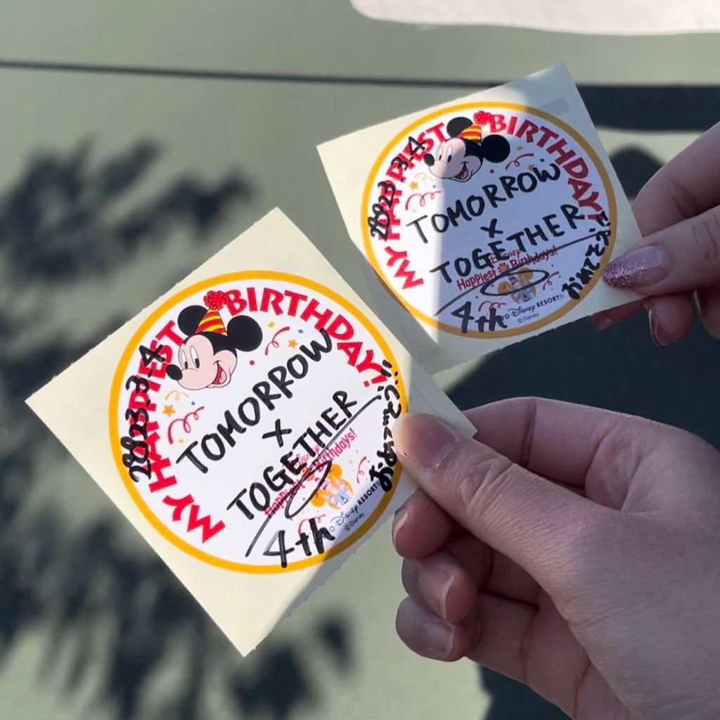 mint943m's tweet image. デビュー日に4周年のお祝いにディズニー行ってきました🪄︎︎◝✩
とっても幸せな1日でした💕
来年もお祝いさせてね🍀

#TXT_4th_Anniversary 
#투바투와함께한4년내일도함께할우리
#ToFOUReverlandWithTXT