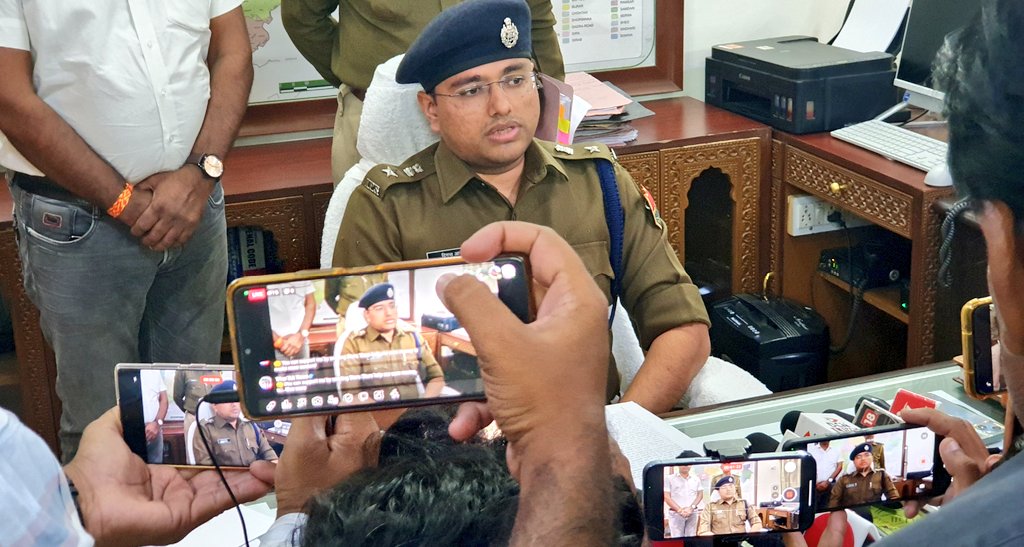 BarmerDurg's tweet photo. #Barmer #Gadra
गडरा थाना क्षेत्र में हुई लूट की घटना का @Barmer_Police ने किया पर्दाफाश ,
एसपी @DigantAnand की पत्रकार वार्ता,
फाइनेंश कम्पनी के अधिकारी से की थी लूटपाट
अबतक 2 लोगों की हो चुकी हैं गिरफ्तारी https://t.co/aSds6Y5Bfm