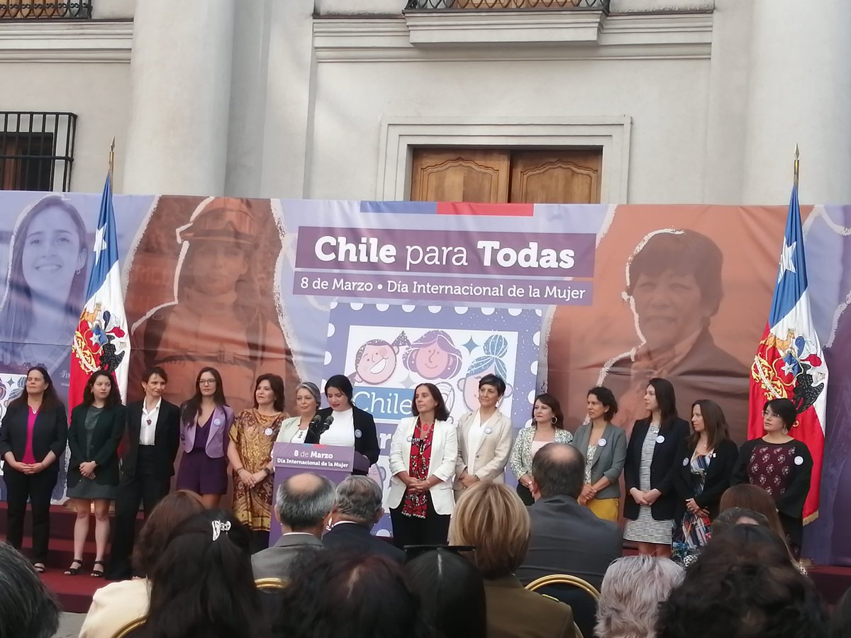 AutorasChilenas's tweet photo. Comenzamos este #8M participando en la conmemoración del Día Internacional de la Mujer en el Palacio de la Moneda junto a @totiorellanag y todas las ministras de Gobierno.

#diainternacionaldelamujer #autoraschilenas https://t.co/tFbrJstDKv