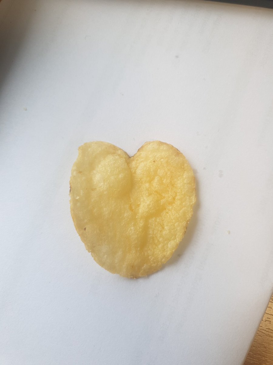 lucieec's tweet photo. @walkers_crisps #LovefromWalkers https://t.co/v3YyIrOQas