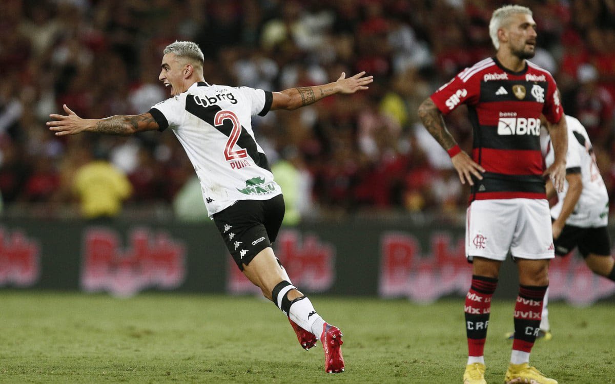 futebol_info's tweet photo. “Impressionante como a torcida do Vasco apoia e está em todos os lugares, em hotéis, aeroportos... No clássico foi muito emocionante como incentivavam, cantavam e pulavam. Dava pra sentir em campo e é algo que me emociona muito.”

🎙 Puma Rodríguez, ao @geglobo.
📸 Daniel Ramalho https://t.co/gc5eVEFARe