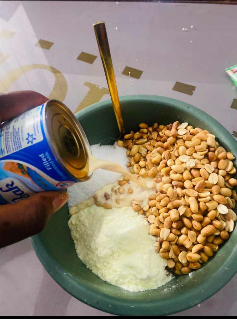 HannahObialo's tweet photo. A friend of mine once posted this in our class group and most of us doubted him, then boom what we saw again was a video of him and the sister devouring the innocent garri😩😂

Life lesson:👇
In life we shouldn't take people for granted no matter how small you may think they are https://t.co/lJH82IhCzp