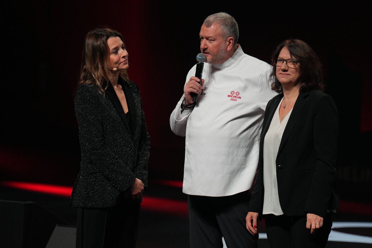 A Busnes, Christophe Dufossé conquiert deux Etoiles et l'Etoile verte MICHELIN pour le Château de Beaulieu Le chef, qui aime à se définir comme cuisinier-paysan, signe une cuisine terre/mer qui rend hommage aux terroirs du Nord et aux produits de l’exploitation maraîchère.