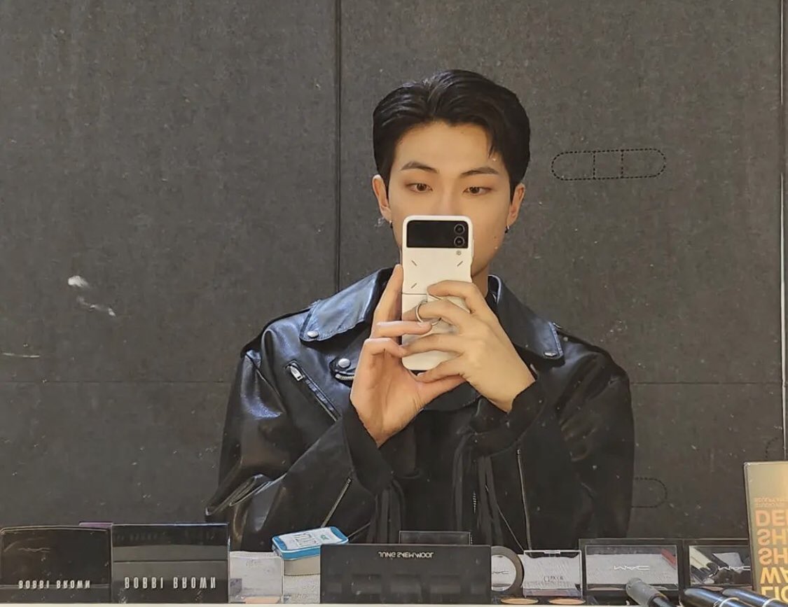 He’s so daddy with the leather jacket Jesus Christ I’ll pass out 

I don’t know if there’s tags yet but 
#SmokeSpriteftRM #SmokeSprite 

Get ready to stream cs this is gonna be so amazing I already know bc he showed me ☺️