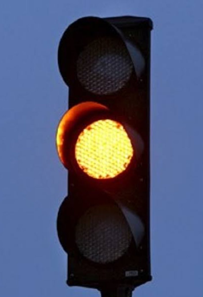 ibrahimkhatri's tweet photo. Bhai dabaa, nikal jaaee ge... aare bhai dabaa but BRAKE, ACCELERATOR nahi... ORANGE light is meant to apply Brakes and slow down to stop and not to Accelerate and zip pass... issued in public interest.. @MumbaiPolice @madovermarketing_mom #orangelight #mumbaitrafficpolice https://t.co/OepqJkMVvn