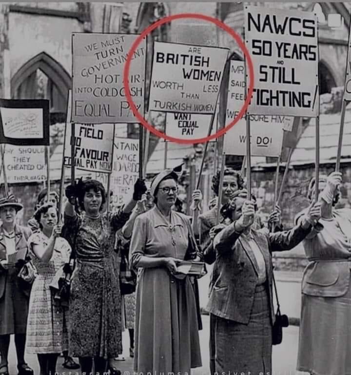 1930 larda hak arayan İngiliz kadınları.Ellerindeki pankartta”Britanyalı kadınlar,Türk kadınlarından daha mı değersiz” yazıyor.
Mustafa Kemal Atatürk’e ❤️selam olsun🙏🏼