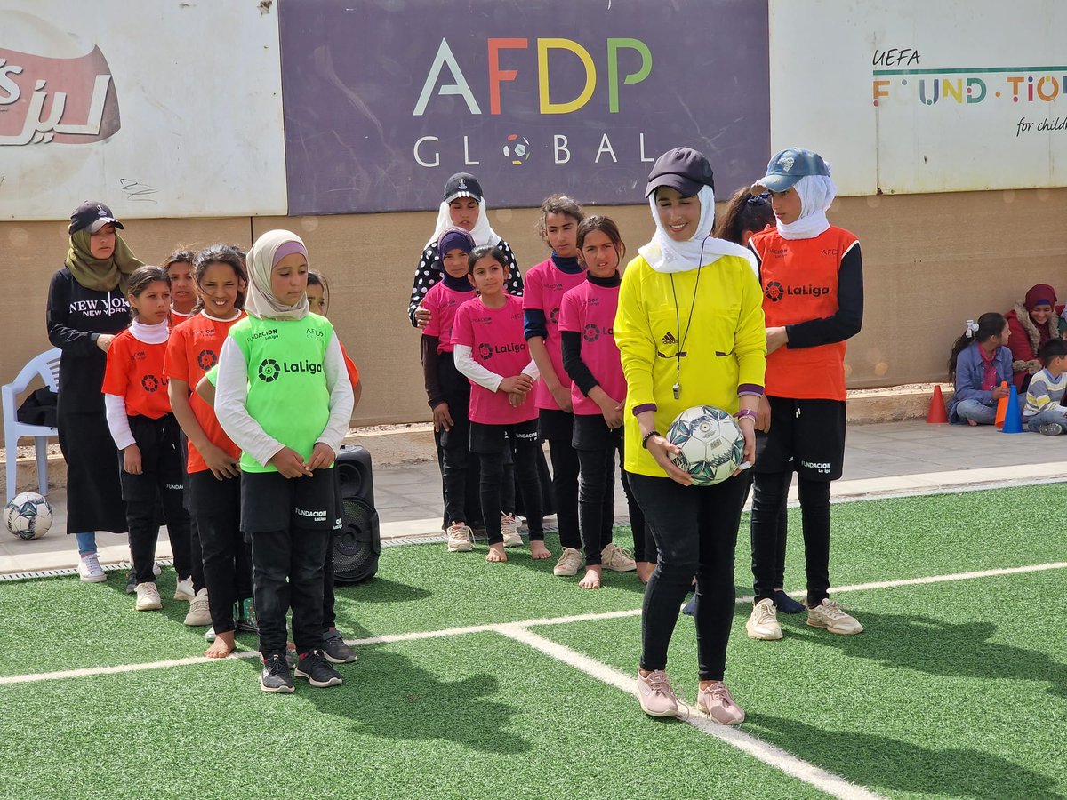 FundacionLaLiga's tweet photo. 💪🏿 Durante estos días, las niñas y mujeres del proyecto están disputando las finales de los torneos deportivos, y están realizando talleres de intercambio de roles con sus entrenadoras, utilizando el deporte para promover la igualdad y la tolerancia.

#LaLigaZaatariSocialProject https://t.co/sNcfcU9M3M