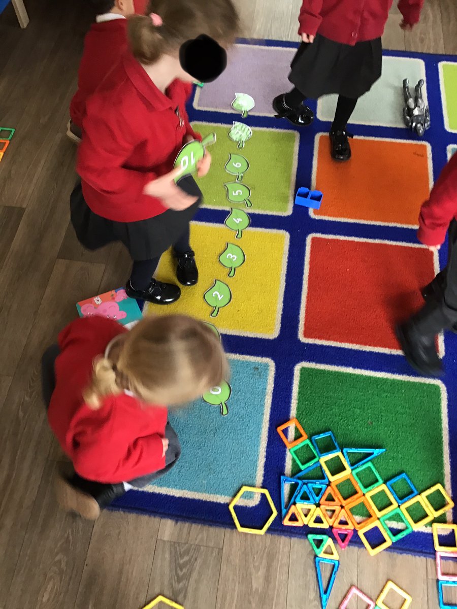 Guyhirnschool's tweet photo. Nene class went on a number hunt for Maths today and then worked together to order them correctly.
#guyhirnprimaryschool #neneclass #mathseyfs #numbers https://t.co/xH0EYPQ5D5