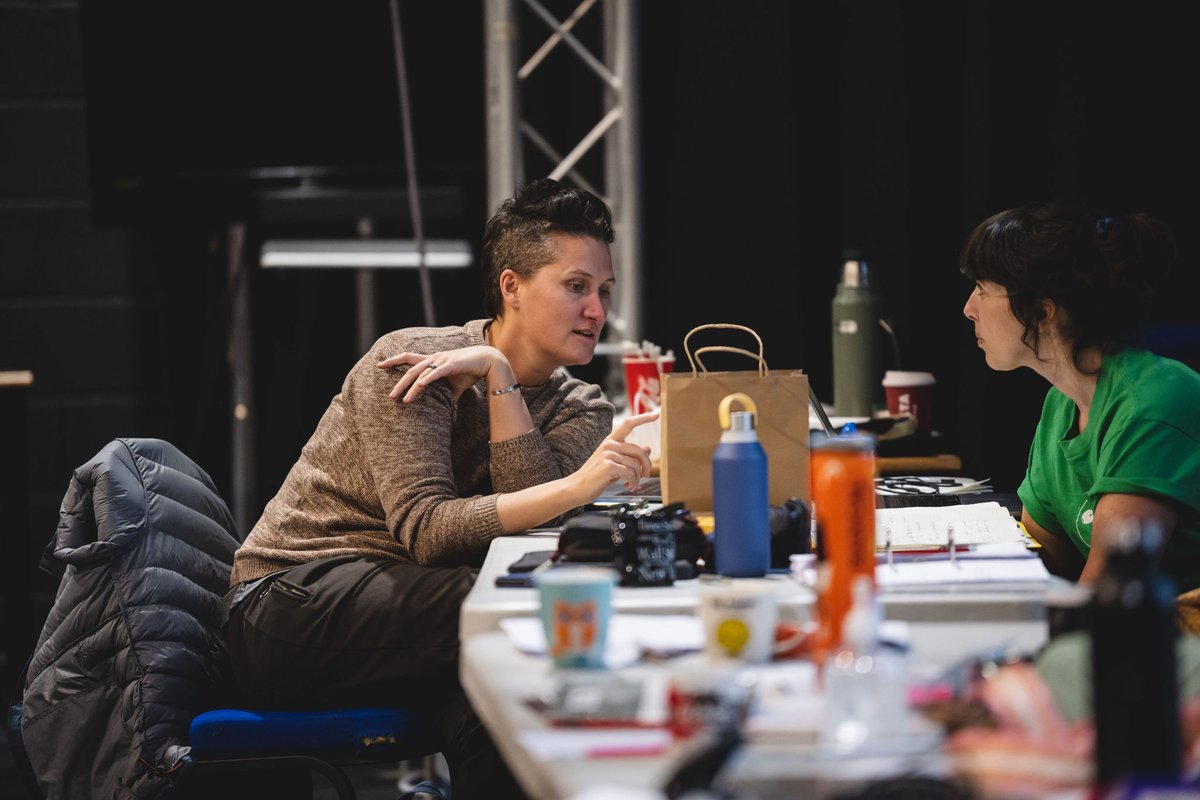 👯‍♀️Diwrnod Rhyngwladol y Merched Hapus👯‍♀️

🔦✨Merched tim #PijinPigeon sy'n cael ein sylw heddiw; rhai ni wedi llwyddo dal ar gamera, rhai dy'n ni heb (eto)👀📸

O'r cast, i'r tim cefn llwyfan, i'r tim creadigol sydd wedi dod a'r addasiad yma'n fyw. Chi'n anhygoel💗