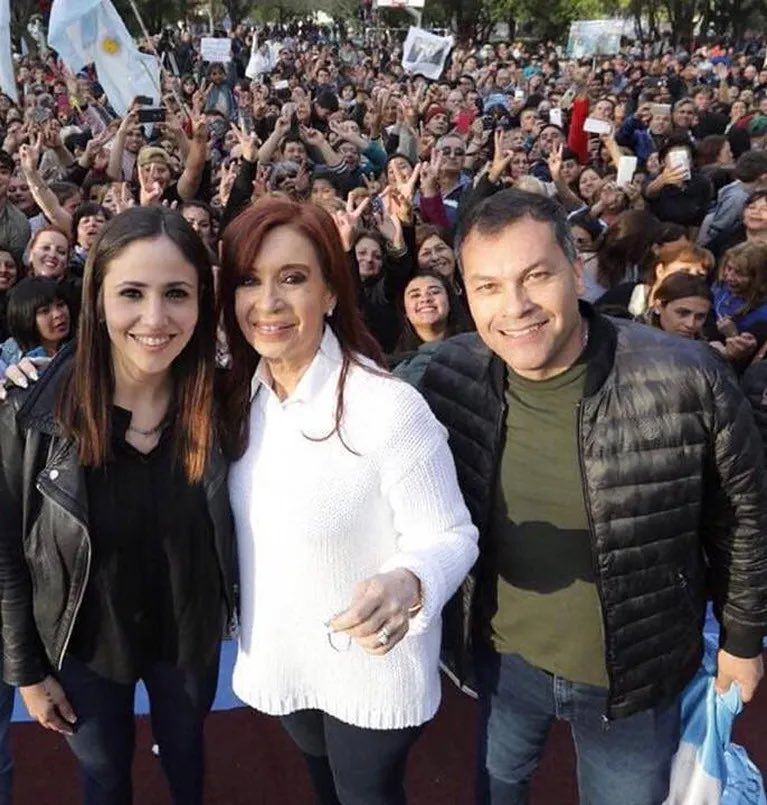 Sepan que Romina de GH incrementó ilícitamente su patrimonio comprando 3 lotes en Cafayate, 2 empresas a cargo de Arroyo del Oeste y del Centro, una casa en Villarobles (marina deportiva) con muelle para amarrar yates y veleros, y encima sigue cobrando la AUH. Que hermoso todo.✌🏿