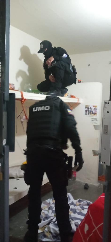 LassoGuillermo's tweet photo. Esta madrugada se realizó un operativo sorpresa en La Roca. Los reos se mantienen sometidos e incomunicados. 

Para aumentar el control se instalará “bodyscan” de rayos x en el filtro de acceso. 

En la #CruzadaPorLaSeguridad las cárceles responden al Estado y no a las mafias. https://t.co/xVFUyIZQOX